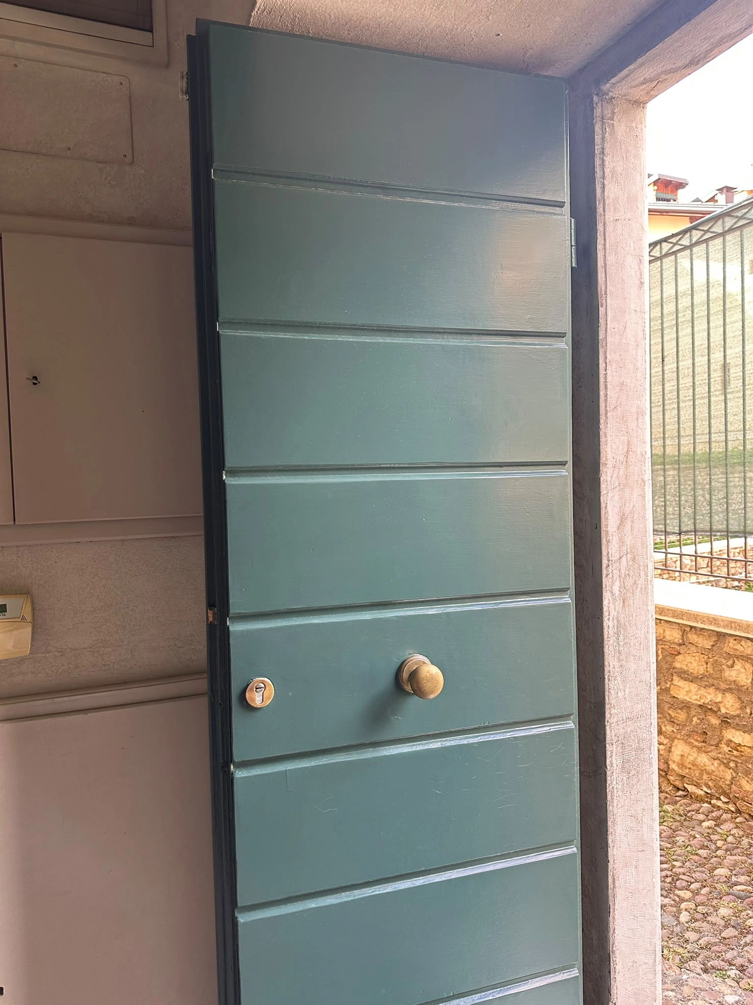 Verniciatura porte interne a smalto - Serventi Brescia