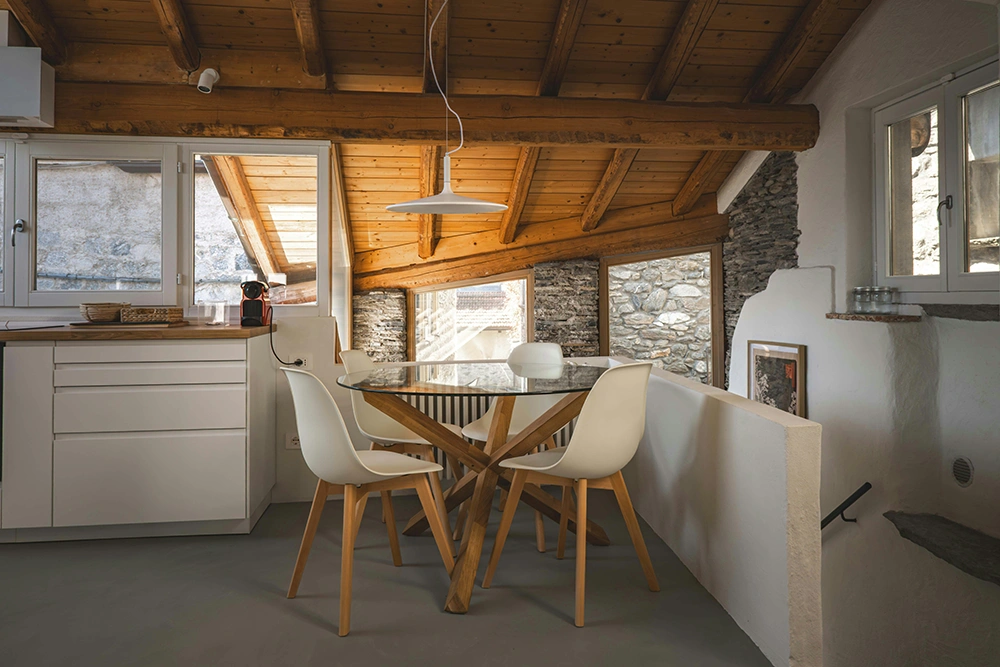 Verniciatura soffitto con travi in legno - Serventi Brescia