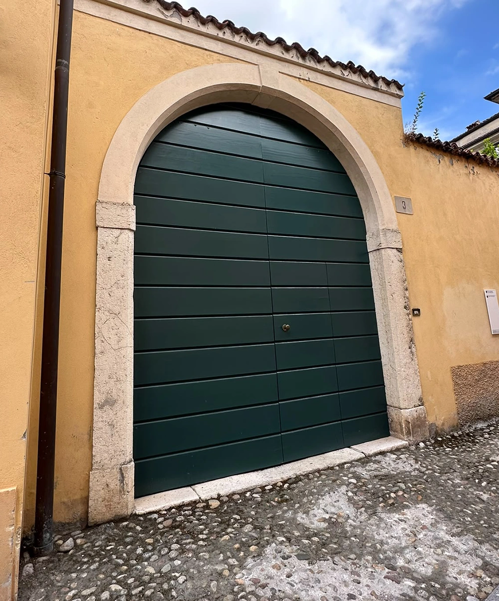 Verniciatura Portoncino e Porte Esterne a Brescia - Colore Verde - Serventi